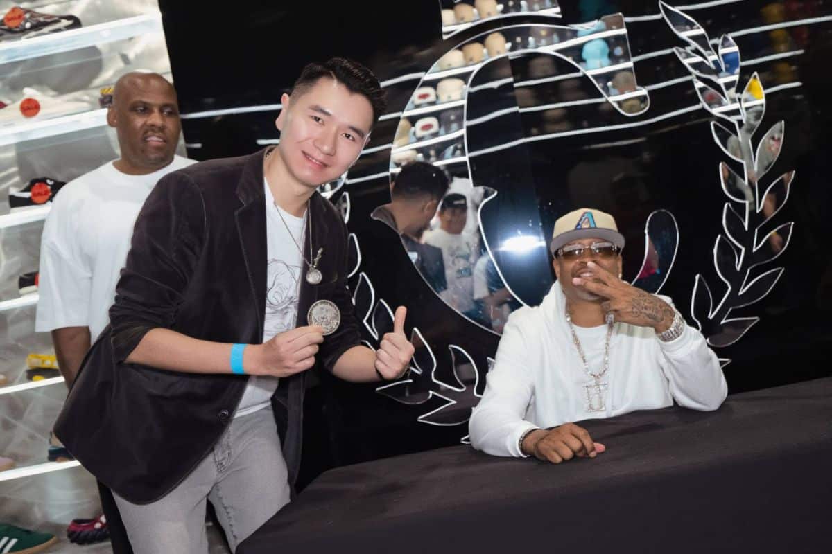 Perth Magician Toby Z. peform magic to NBA player Allen Iverson